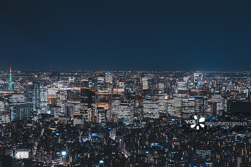 黄昏时分从空中俯瞰东京的天际线图片素材