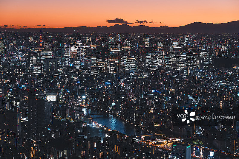 黄昏时分从空中俯瞰东京的天际线图片素材