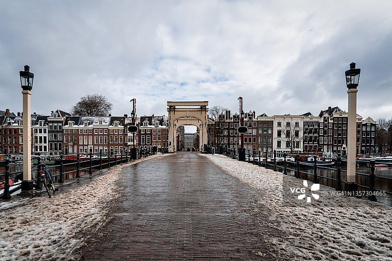 阿姆斯特丹历史中心阿姆斯特尔河的黑白风光图片素材