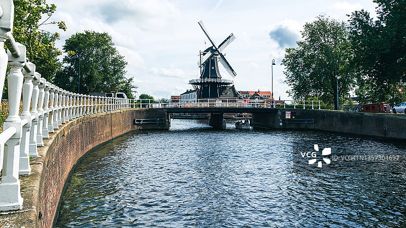 荷兰哈勒姆市中心阿德里安风车图片素材