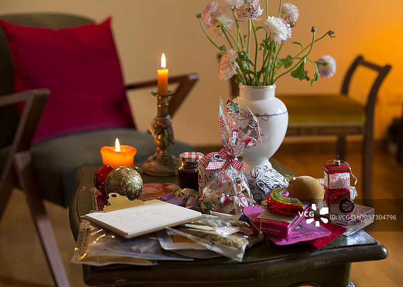 DIY降临节日历制作：桌上的小礼物图片素材