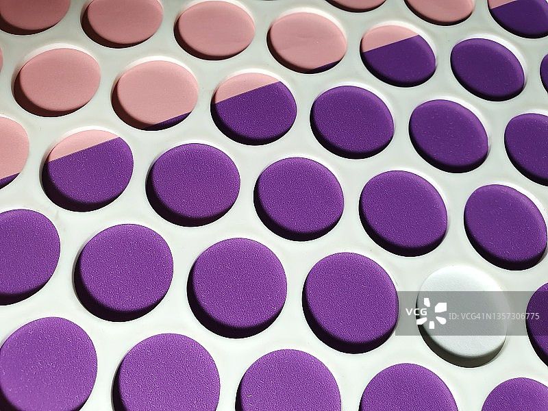 白色背景上的紫色和粉色圆圈图片素材