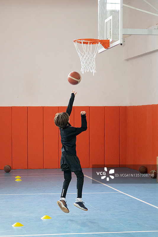练习篮球的青少年男孩图片素材
