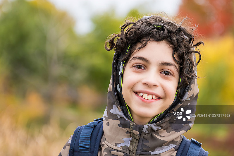 秋天里快乐的儿童男孩图片素材