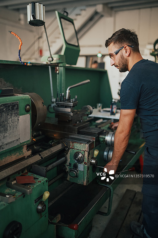 车工在机床上进行金属加工图片素材