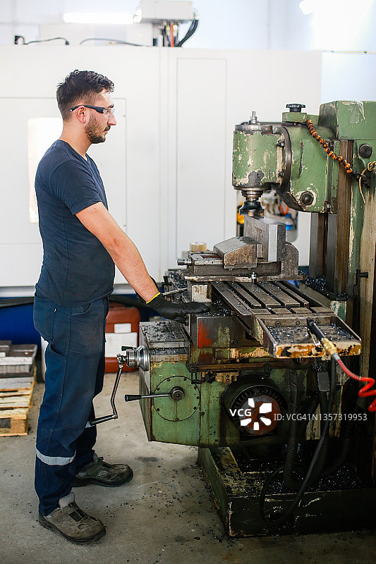 年轻工人在工业车间工作，五一劳动节图片素材