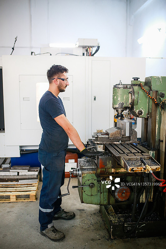 在机械铣床上工作的年轻土耳其工人图片素材