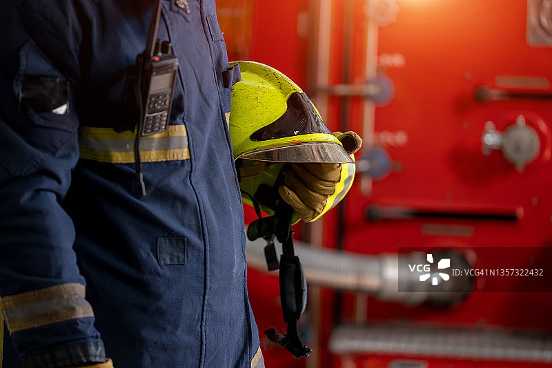 消防员身穿全套防护装备图片素材