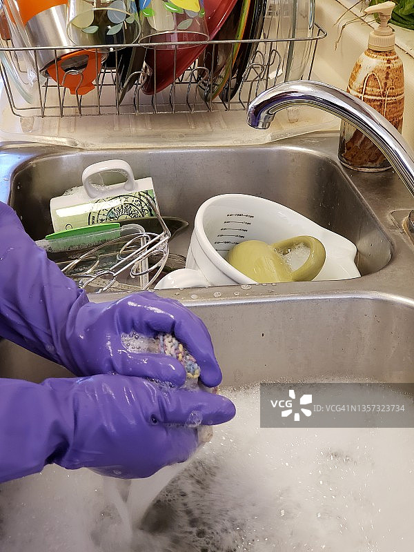 在水槽中清洗脏盘子图片素材