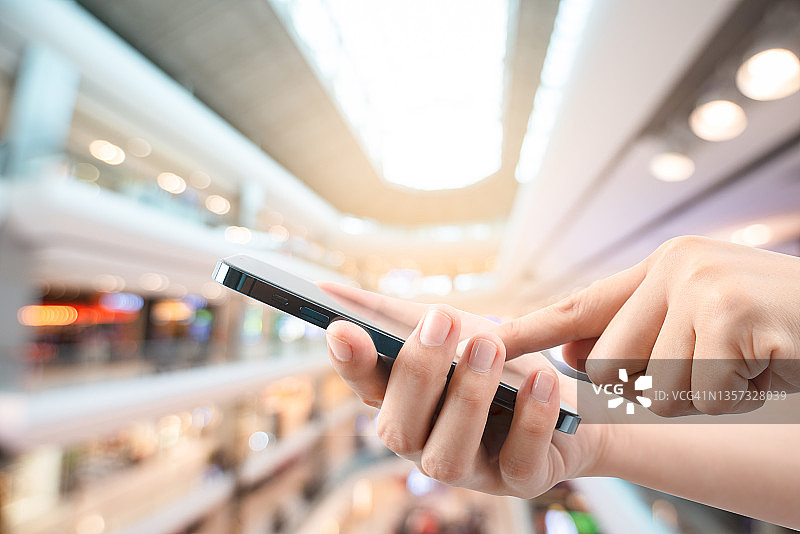 女性手中使用智能手机在线购物，移动屏幕上的网络连接，在线支付购物中心背景图片素材