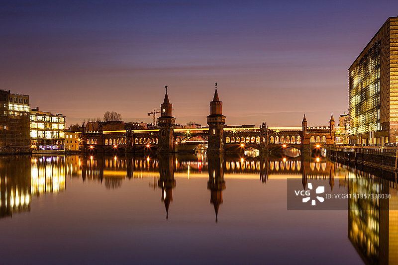德国柏林上树桥和施普雷河的日落图片素材