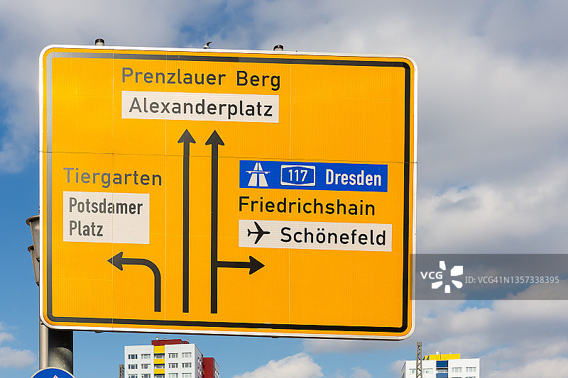 德国柏林市中心的大型道路指示牌图片素材