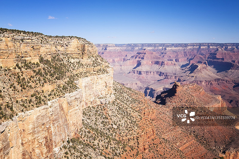 大峡谷南缘美丽的蓝天和彩色岩层图片素材