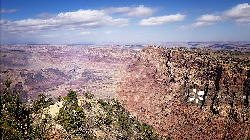 通往大峡谷科罗拉多河的岩壁图片素材