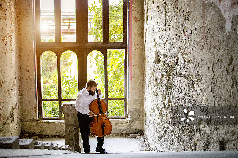 古典音乐演奏者在冠状病毒期间举办在线音乐会图片素材