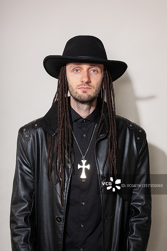 30岁男子白色背景上的特写图片素材