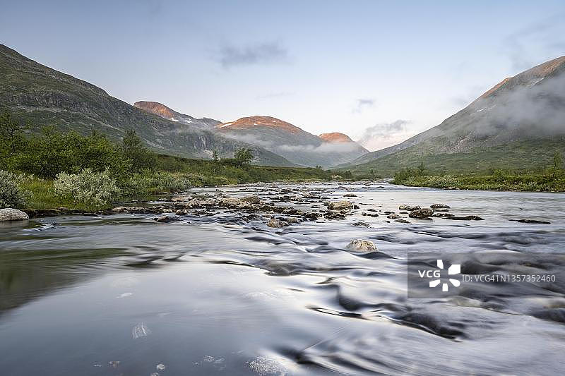 朗菲耶尔瓦河，挪威默勒-鲁姆斯达尔郡莱因海门国家公园图片素材