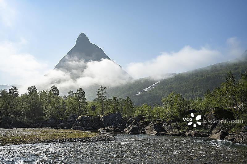 挪威韦斯特兰郡松达尔Innerdalen高山谷和Innerdalstarnet山图片素材