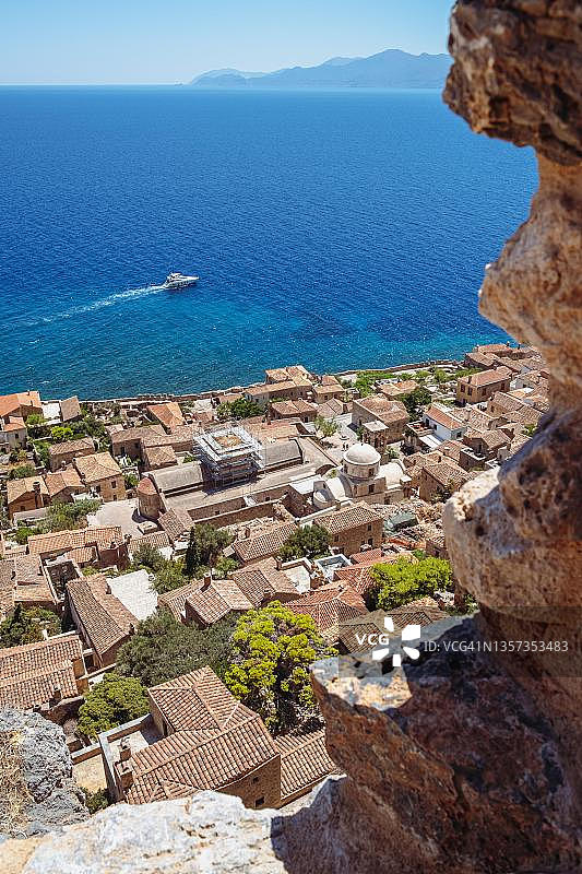 莫奈姆瓦夏城堡前的游艇巡游图片素材