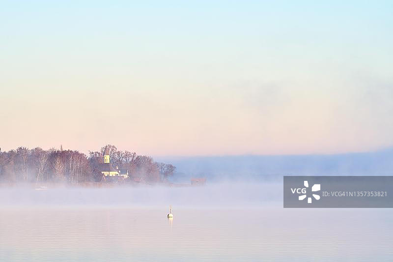 清晨雾中的阿默湖，迪森，上巴伐利亚，巴伐利亚，德国图片素材