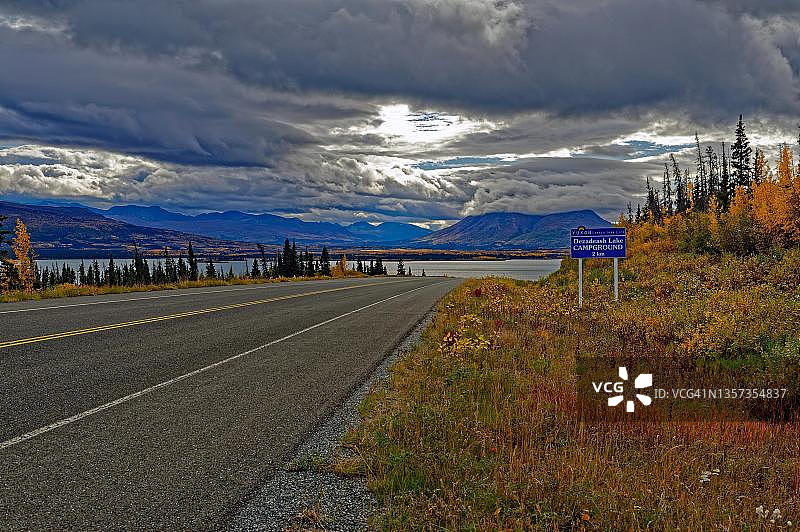育空地区迪扎德什湖的海恩斯公路秋景图片素材