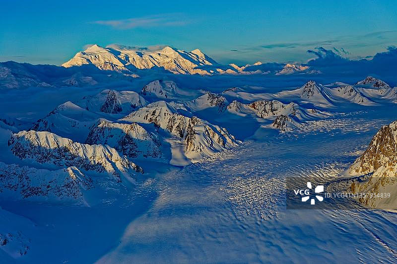 加拿大洛根山，海拔5959米，加拿大之巅，位于克卢恩国家公园卡斯卡武什冰川前，育空地区图片素材