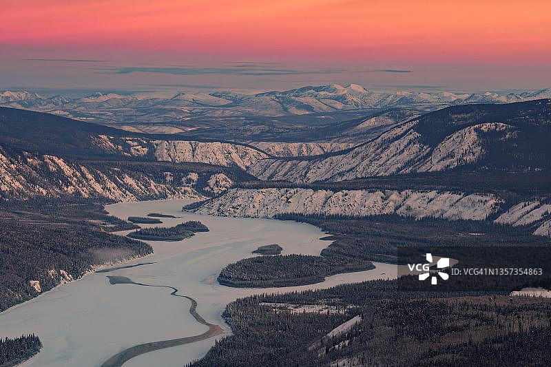 加拿大育空地区道森市附近冰封育空河粉色天空图片素材