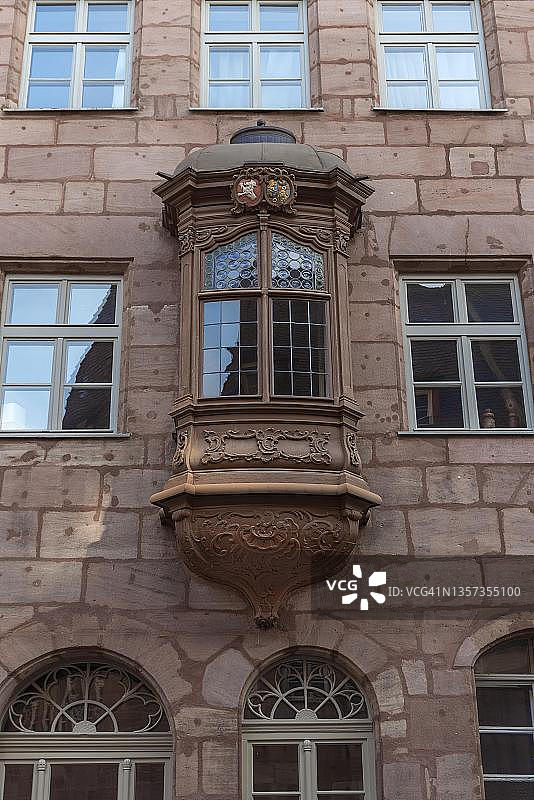 德国巴伐利亚州纽伦堡住宅上的历史悠久的凸窗图片素材