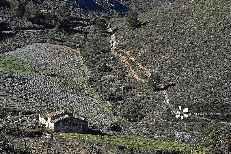 穆尔西亚洛尔卡附近的农舍，周围是耕地，西班牙图片素材