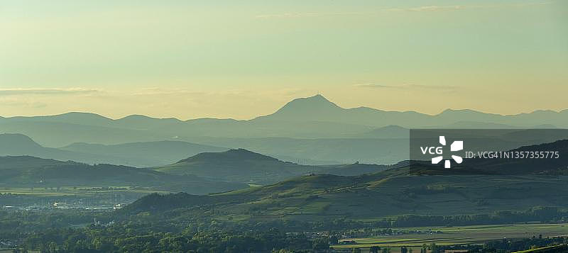 法国奥弗涅火山地区自然公园火山景观日落图片素材