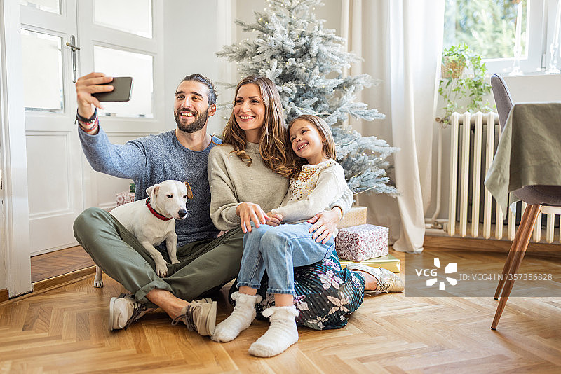 圣诞节的家庭温馨时光图片素材