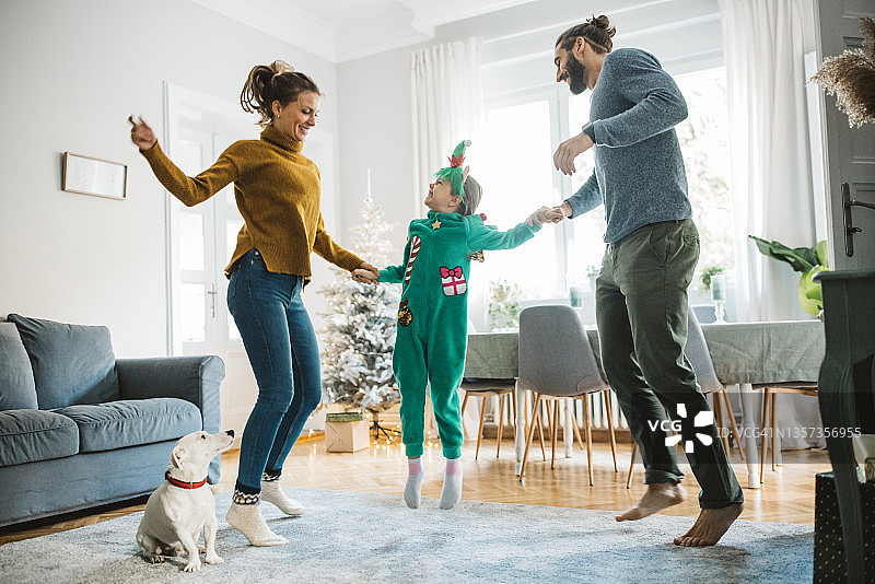 家人居家圣诞节跳舞图片素材