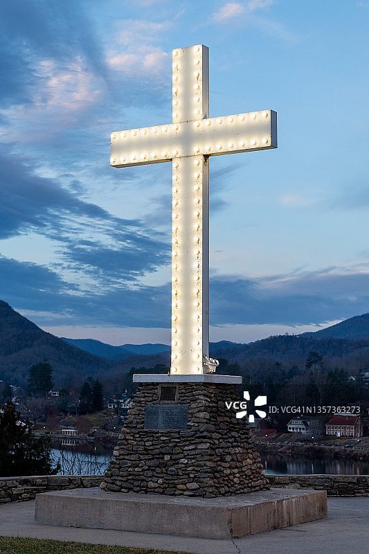 蓝色山脊山脉中早晨点亮的十字架图片素材