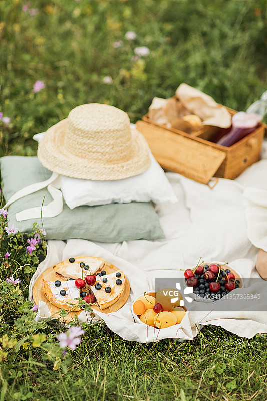 夏季野餐与浆果，馅饼和亚麻纺织品图片素材