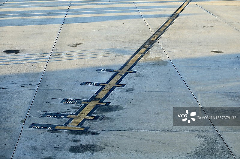 机场停机坪上的飞机定位标记漆图片素材