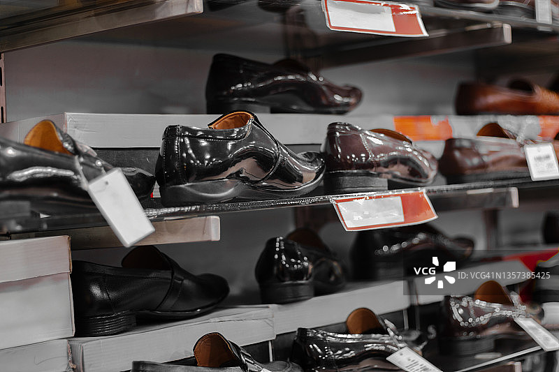 购物中心货架上出售的设计师男鞋图片素材