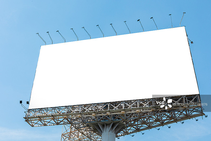 蓝天背景下的空白广告牌图片素材