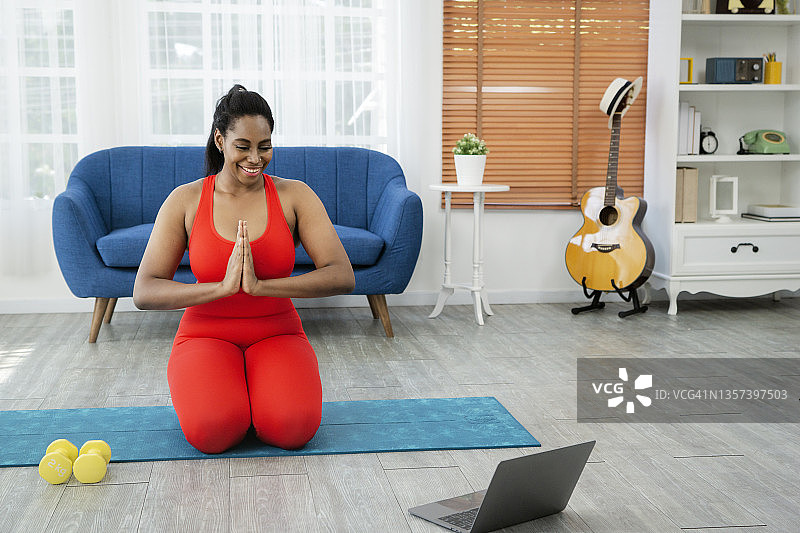 年轻女人使用笔记本电脑图片素材