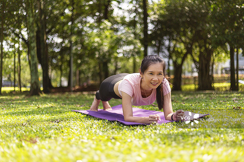 在公园里做平板支撑的女人图片素材