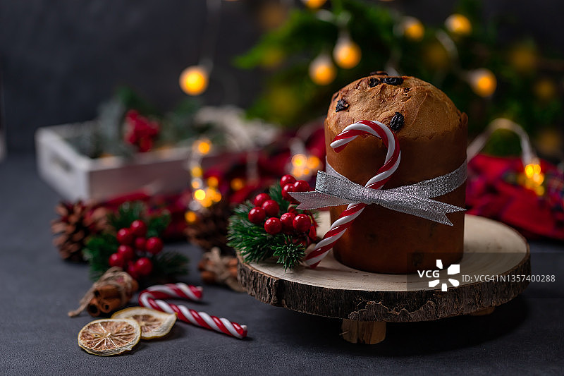 深色石材背景下的传统圣诞节潘妮托妮蛋糕图片素材