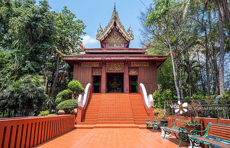 精美的佛殿，供奉着一尊翡翠佛像（Phra Kaew Morakot），它是位于泰国清莱府的Wat Phra Kaew寺庙中的原始Phra Kaew Morakot的复制品。图片素材