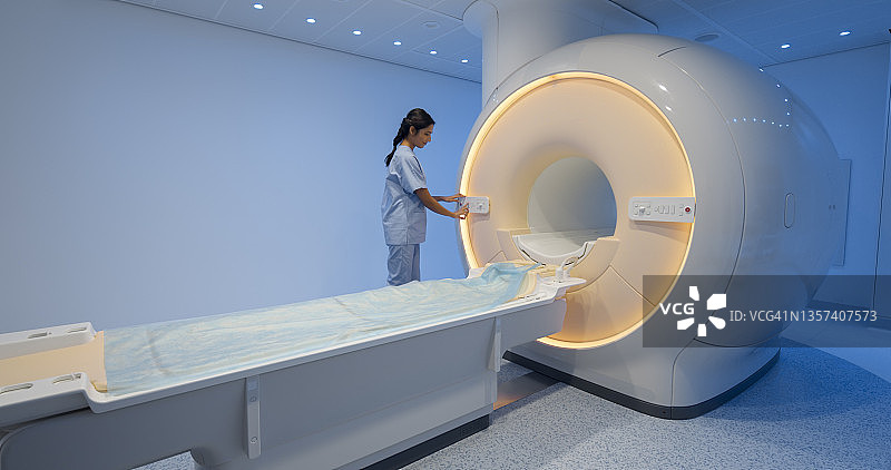 女技术员站在核磁共振扫描仪旁图片素材