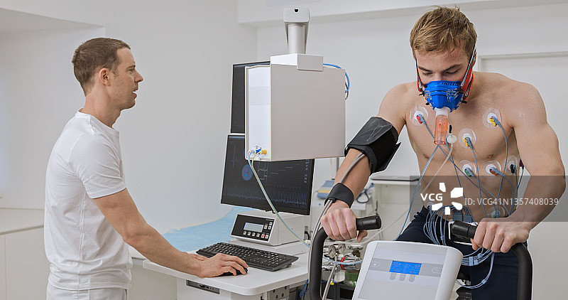 男人在诊所进行心肺功能测试图片素材