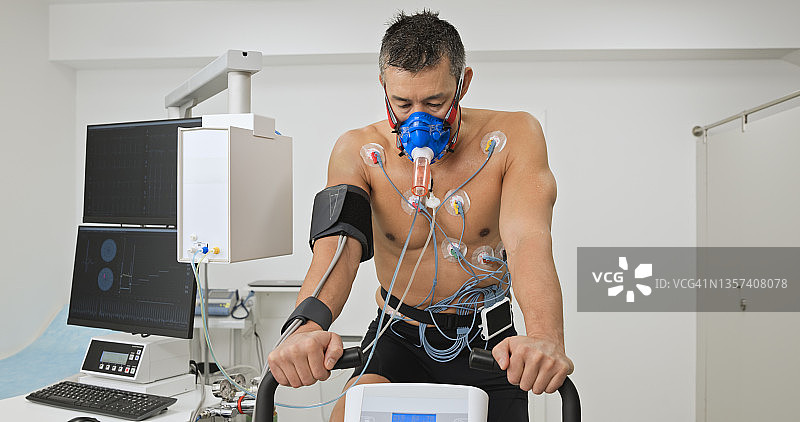 男人在诊所进行心肺功能压力测试图片素材