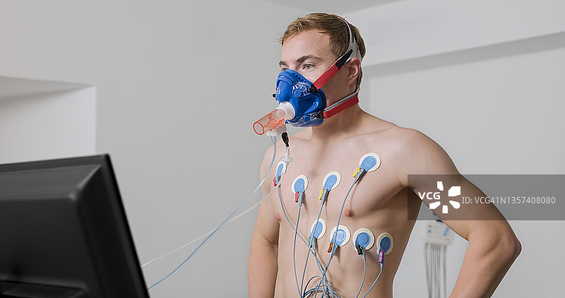 男子在心肺压力测试期间站在跑步机测力计上图片素材