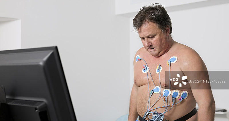 男子在心肺压力测试期间站在跑步机测力计上图片素材