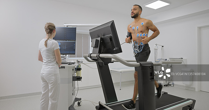 在跑步机上进行心肺功能测试的男人图片素材