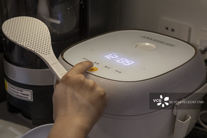 在家使用智能电饭煲的女人图片素材