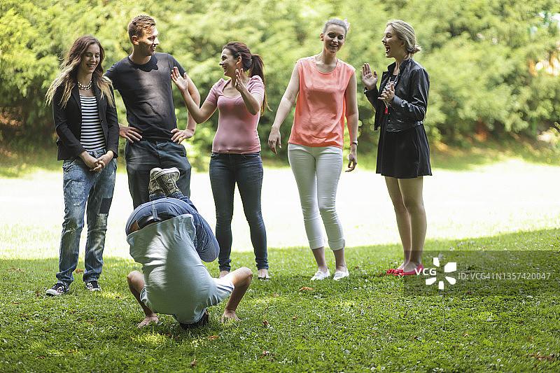 在自然中玩耍的朋友们图片素材
