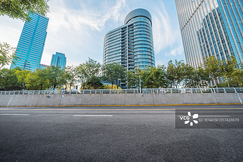 日落时分的城市街道图片素材